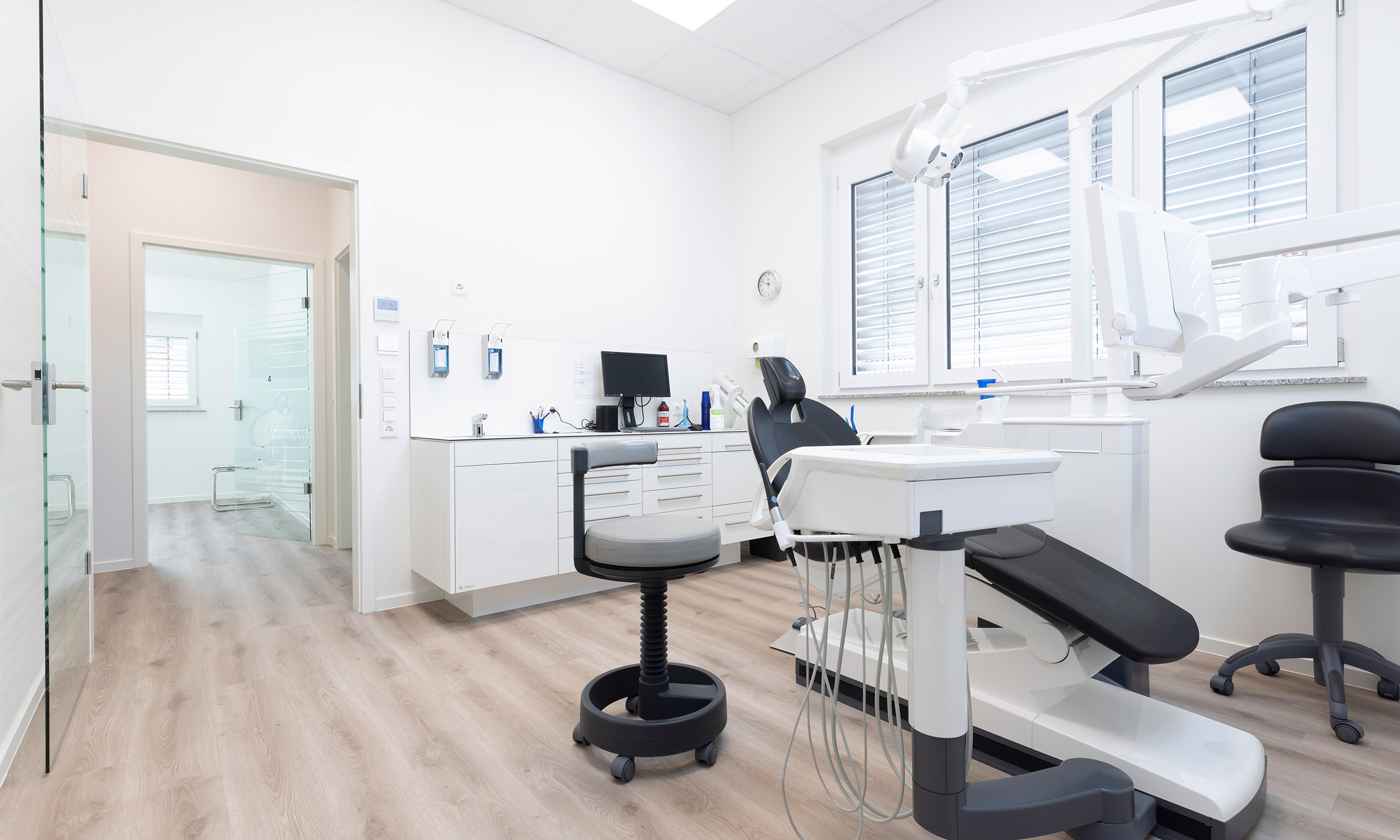 Zahnarzt Dr. med. dent. Marc Unterleiter Zahnarztpraxis Oberlenningen Unterlenningen Lenningen Kirchheim Dettingen Owen Erkenbrechtsweiler Grabenstetten Praxis Zahnmedizinische Fachangestellte Behandlungsraum