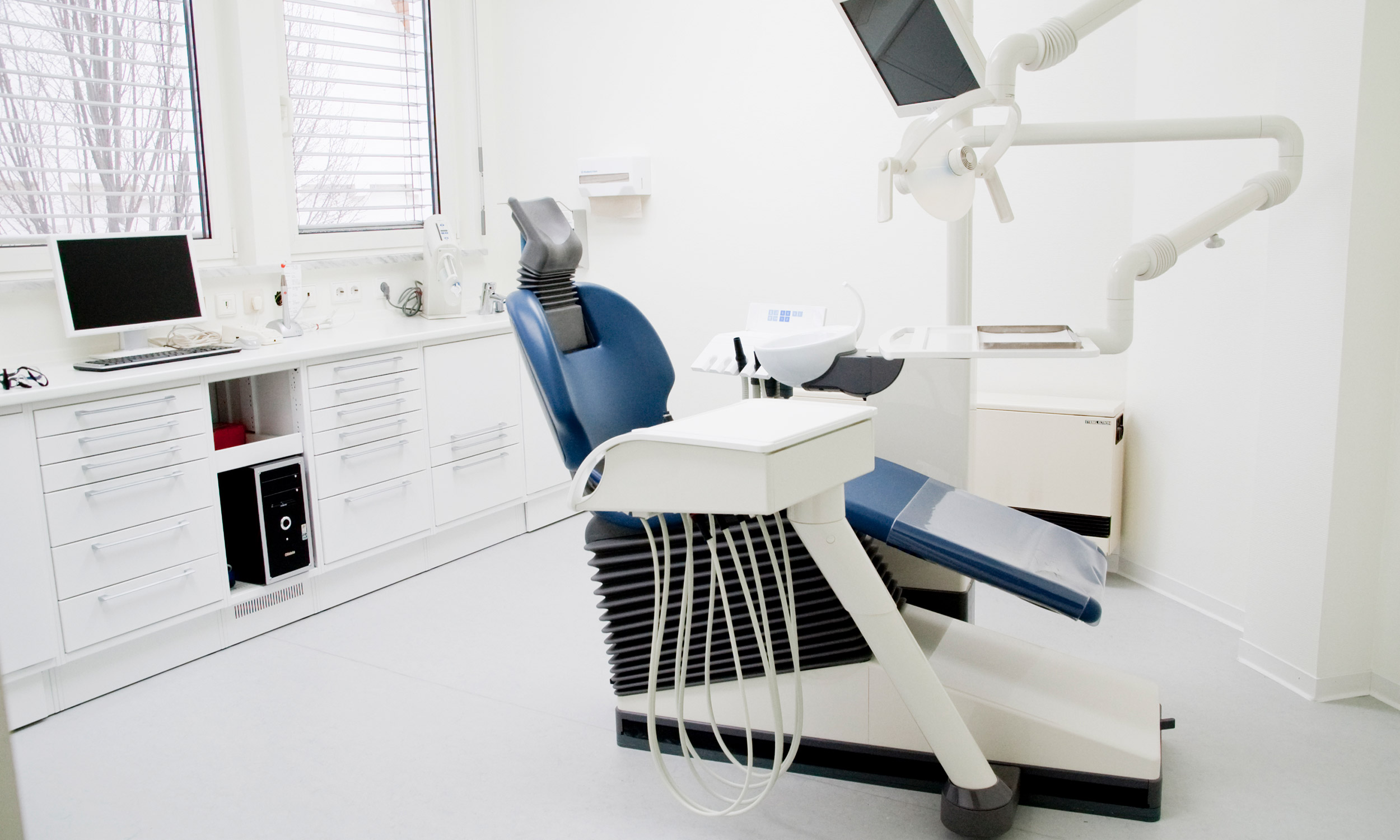 Zahnarzt Dr. med. dent. Marc Unterleiter Zahnarztpraxis Oberlenningen Unterlenningen Lenningen Kirchheim Dettingen Owen Erkenbrechtsweiler Grabenstetten Zweigpraxis Behandlungszimmer Kirchheimer Strasse